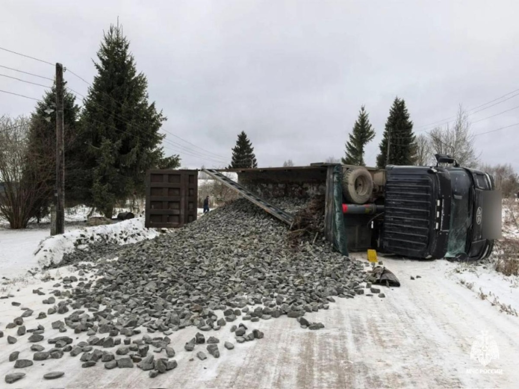 На скользкой дороге под Тверью перевернулся грузовик