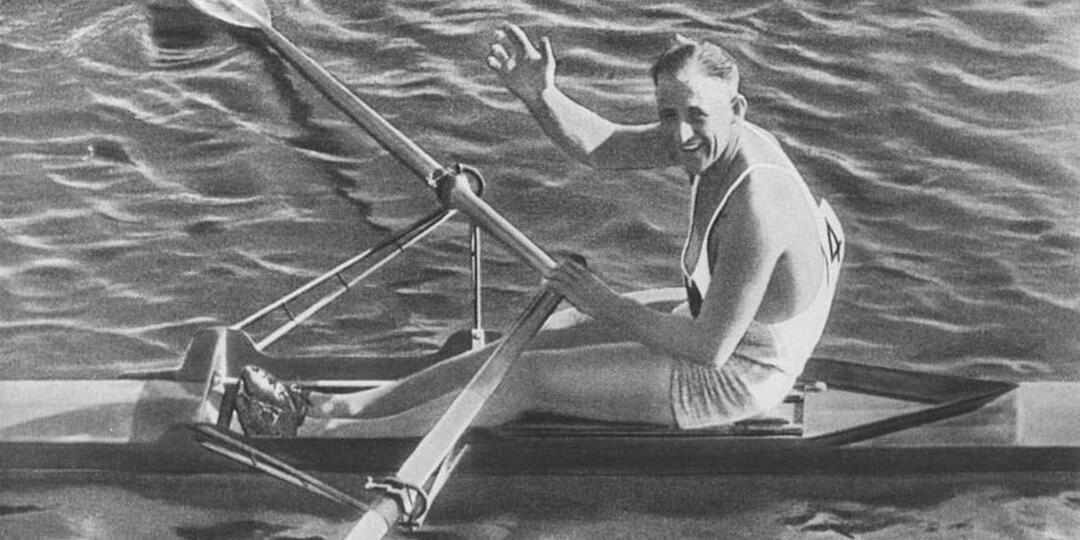 «Перед носом его лодки появилась утка с целым выводком утят»