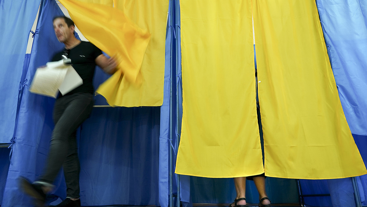   Evgeniy Maloletka / AP