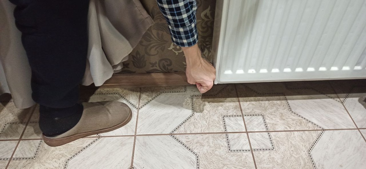 Если батарея холодная, не спешите спускать воздух. Проверьте сначала это место снизу