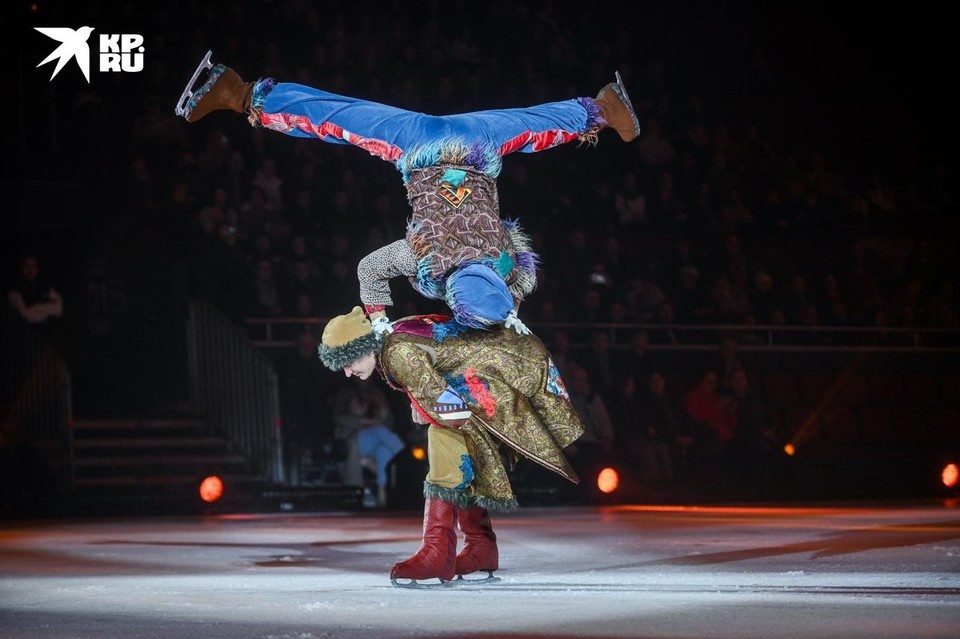    Зрителей также удивляли акробаты на льду. Алексей БУЛАТОВ