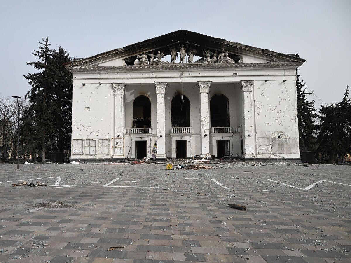    Разрушенное здание драматического театра в Мариуполе | © РИА Новости / Илья Питалев