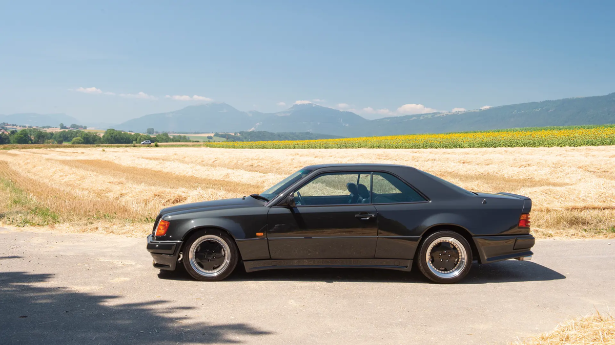 Никаких спойлеров и 20-дюймовых колес как на каждом чахлом китайце. В те годы скромность украшала. Фото из открытых источников.