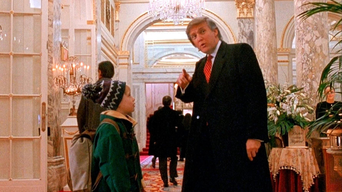 Знаменитый момент встречи Кевина с будущим президентом США.