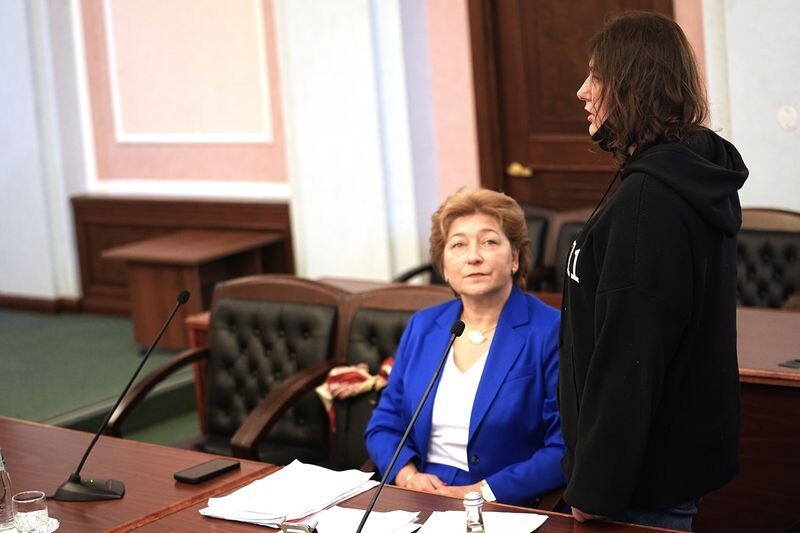    Покупательница квартиры Полина Лурье и ее адвокат Светлана Свириденко (справа налево) / Источник: © ИЗВЕСТИЯ/Павел Волков