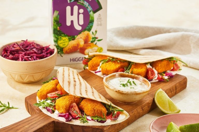 Растительное мясо и растительное молоко — ключевой тренд 2026 годаК концу 2025 года растительные продукты вошли в повседневное питание миллионов людей. В 2026 году растительное мясо и растительное молоко не просто сохранят популярность — они станут одним из главных направлений развития всей индустрии питания.Главный запрос — «здоровая альтернатива без ограничений»Современный потребитель хочет еды, которая одновременно:вкусная,полезная,насыщенная белком, кальцием и омегой,но при этом легче и лучше для организма.Растительное мясо и растительное молоко идеально отвечают на этот запрос. Они дают тот же опыт — котлеты, паста, кофе, каши, выпечка — но без холестерина, без лактозы и с меньшим количеством насыщенных жиров.Почему растительное мясо станет выбором большинства потребителейПричины простые и понятные:его можно готовить точно так же, как обычное мясо,оно легче для пищеварения,дает полноценный белок,помогает снизить потребление животных продуктов без стресса и сложных решений.Для многих людей это способ есть те же блюда, но чувствовать себя лучше.В итоге растительное мясо и растительное молоко становятся полноценной и даже более полезной заменой животной продукции. В 2026 году они станут одними из самых массовых продуктов на полках супермаркетов — именно потому, что подходят абсолютно всем. 