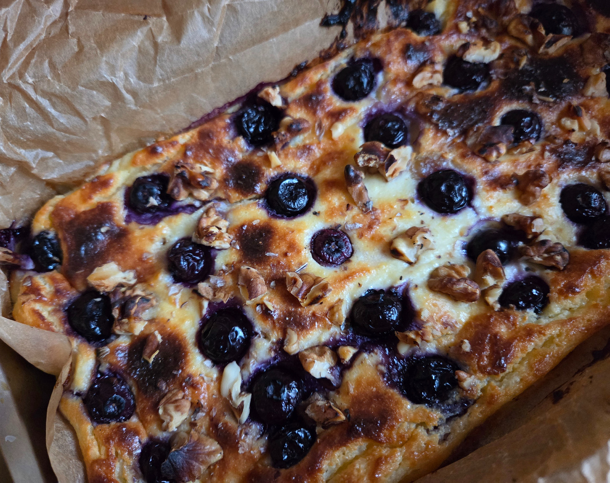 Запеканка с голубикой и орехами. Голубику покупала в сезон, цена была очень приятная, заморозила. "Пятёрочка" цену перед праздником снизила, подумываю купить ещё.