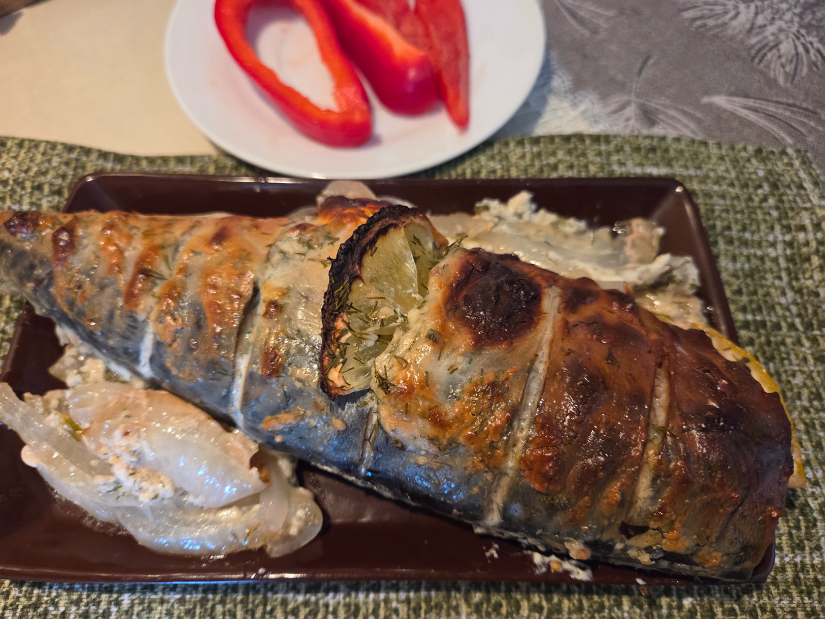 Лежит красивая с куском лимона посередине и луковой подушкой по бокам. Папа не доволен, рыба получилась с кислинкой, а мне  это наоборот понравилось. У рыбы появился вкус. Поспорили, к единому мнению так и не пришли. Вот интересно, а можно ли готовую рыбу заморозить? Это к тому, что удобнее было бы запечь сразу несколько, а потом пользоваться благами своей предприимчивости.