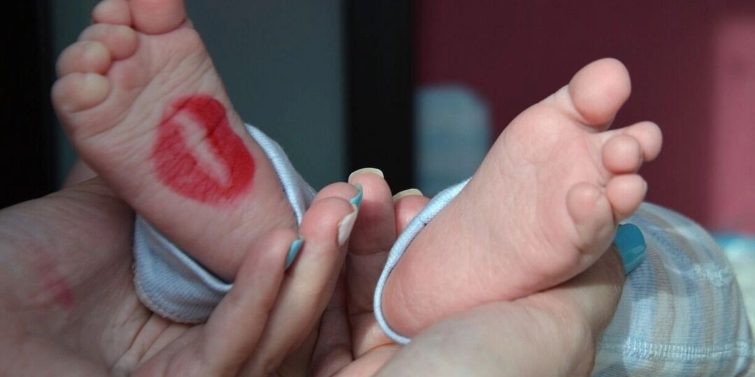 Роды в сугробе: женщина помогла незнакомке родить дочку на улице