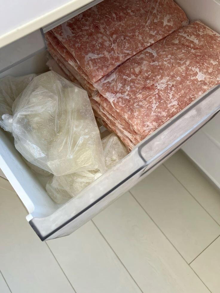 а лучше купить мясо на рынке, всё прокрутить и отправить в морозилку. Сегодня вот разбираем такой быстрый вариант 👇