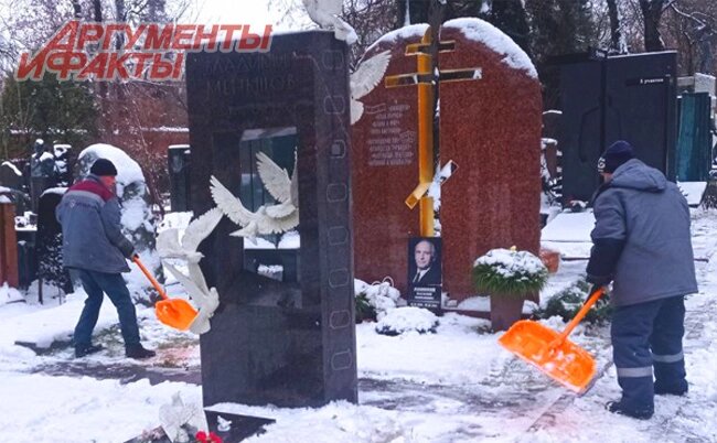    Могила Владимира Меньшова и Веры Алентовой. Фото: АиФ