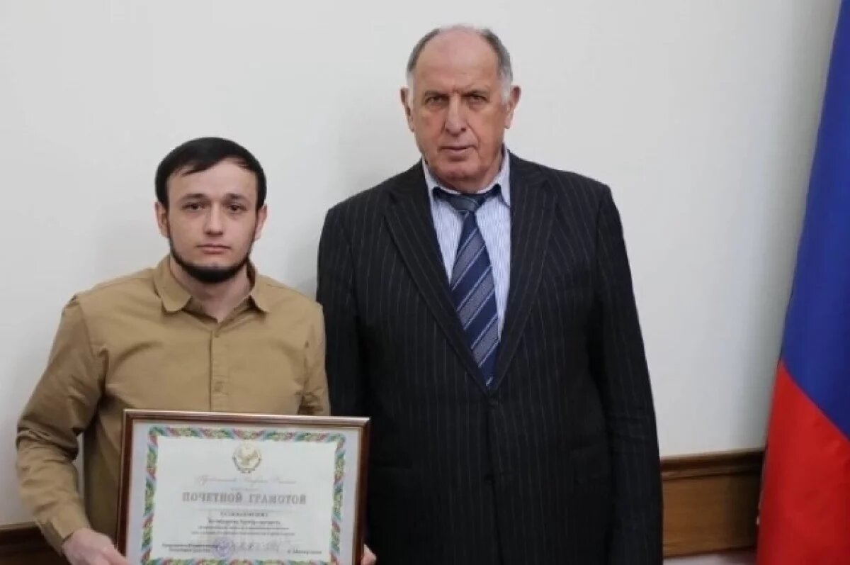    Премьер Дагестана наградил студента за спасение тонущего малыша в Астрахани