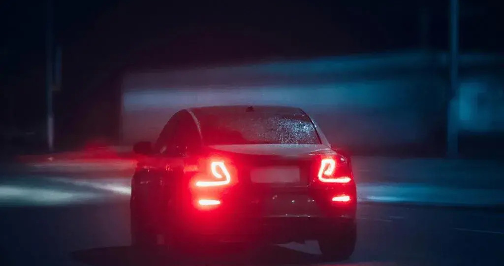 Нейропсихология: почему задние «противотуманки» ночью при хорошей видимости — это опасно?