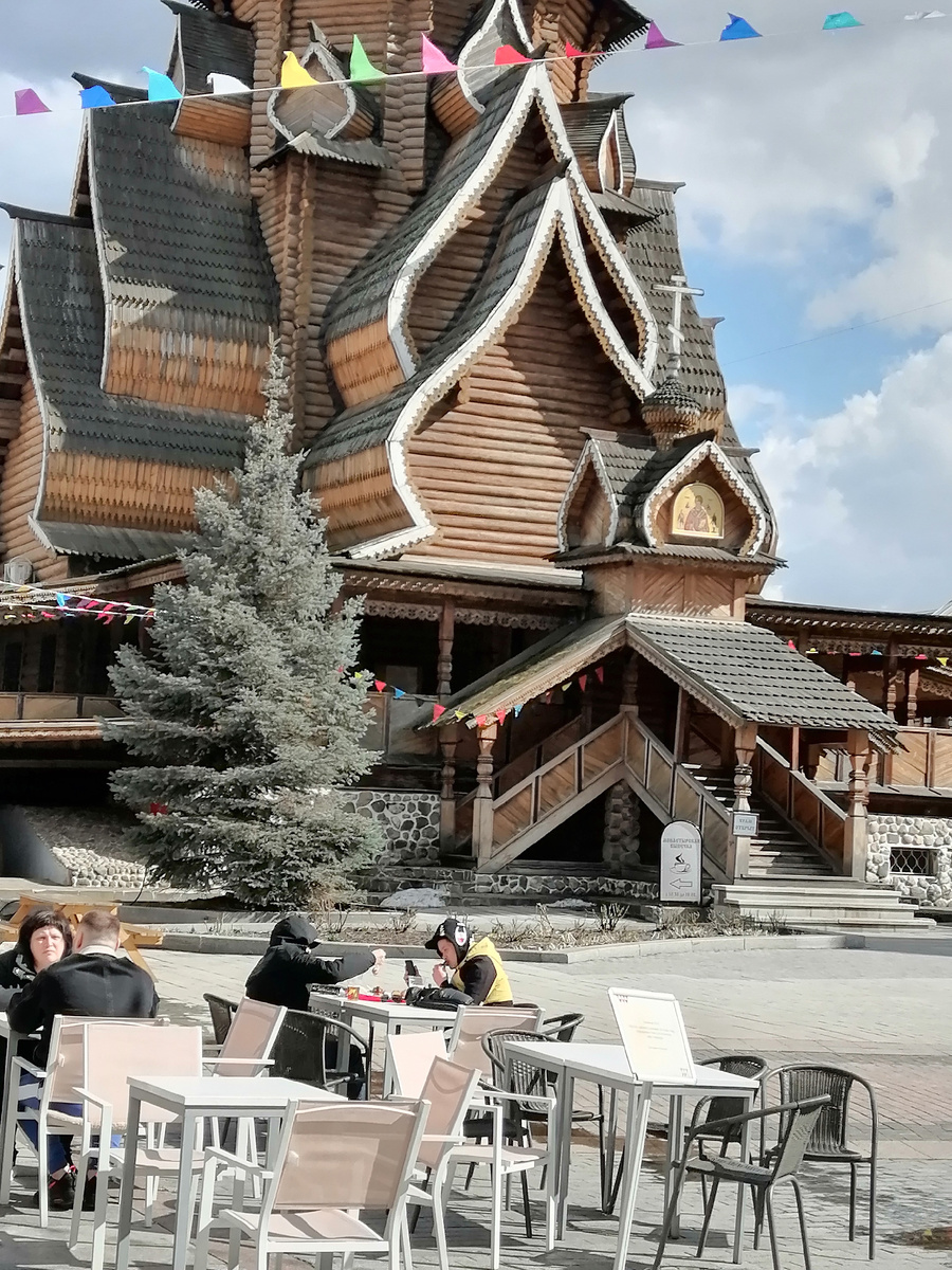 На Вернисаже.