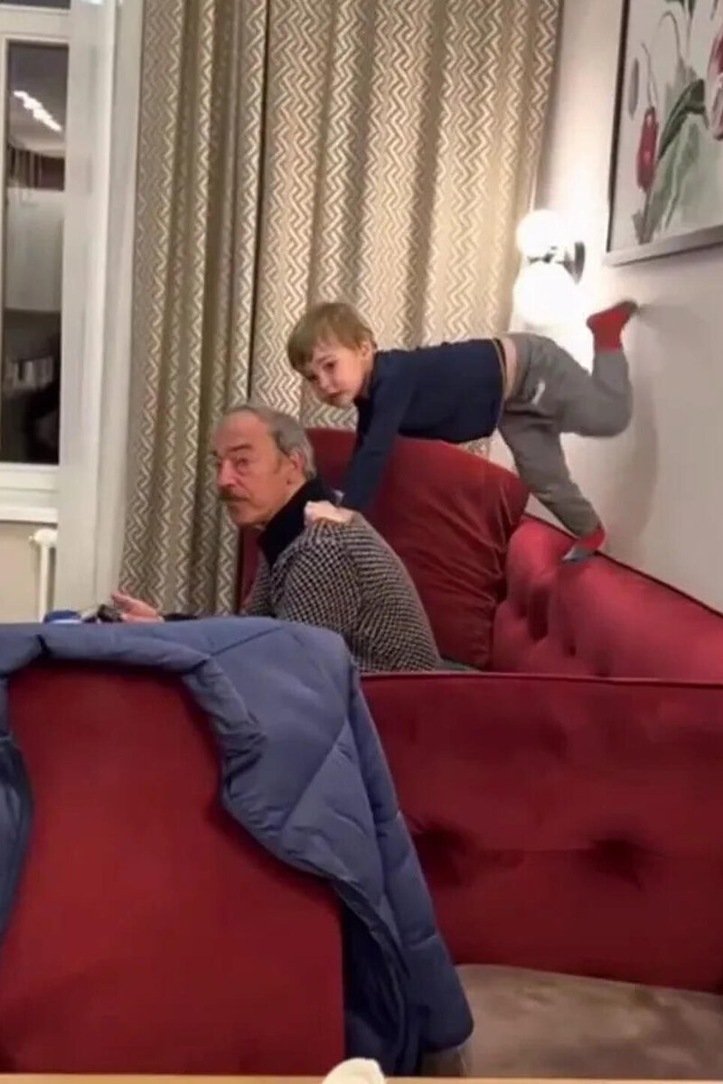    Михаил Боярский с внуком Социальные сети