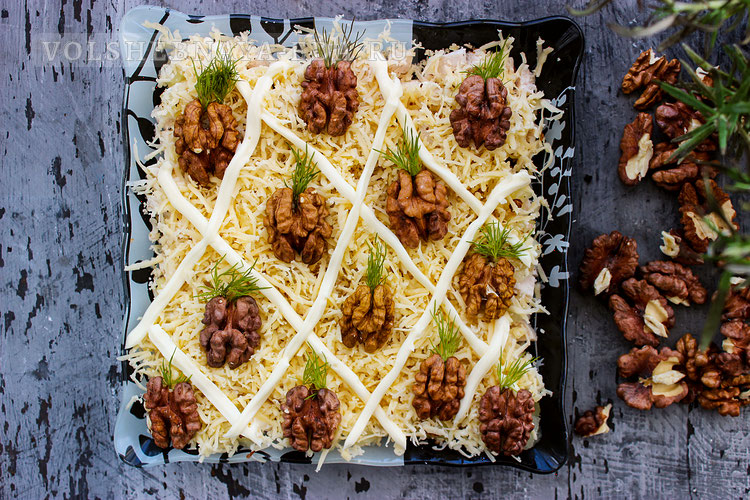 Салат с курицей, ананасами и грецкими орехами