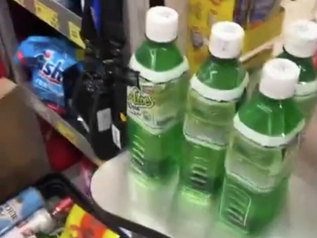   Работники магазина "Магнит" в Москве обнаружили в четырёх бутылках напитка "Алоэ Вера" ацетон | © Кадр видео из соцсетей
