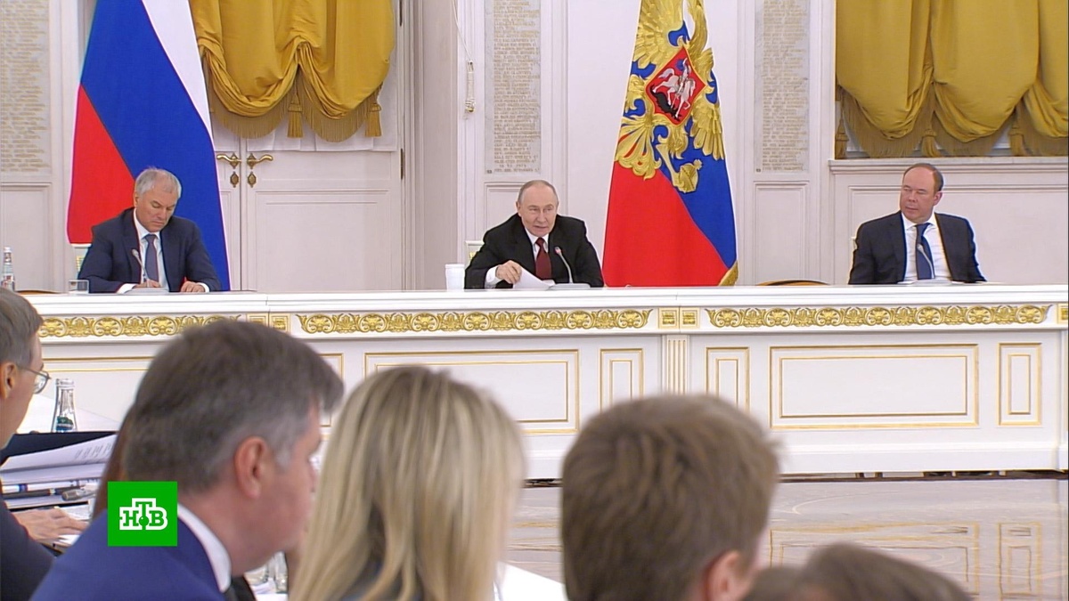    Путин призвал подготовиться к бурному развитию ИИ