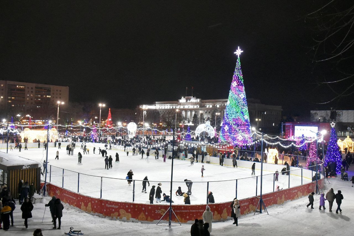    В Оренбурге открыли главную елку на площади имени Ленина