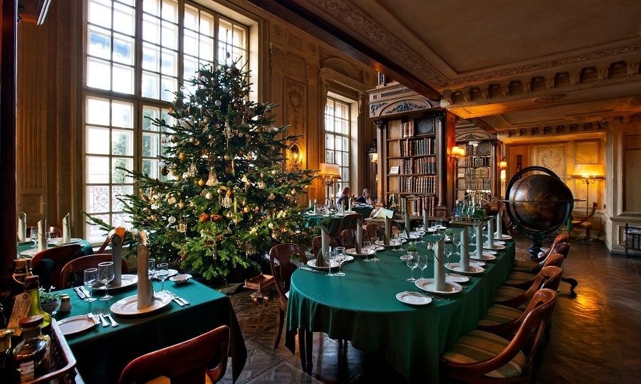 Создаем праздничное настроение: в каких московских ресторанах дарят подарки к Новому году? Топовые бюджетные коллаборации в декабре