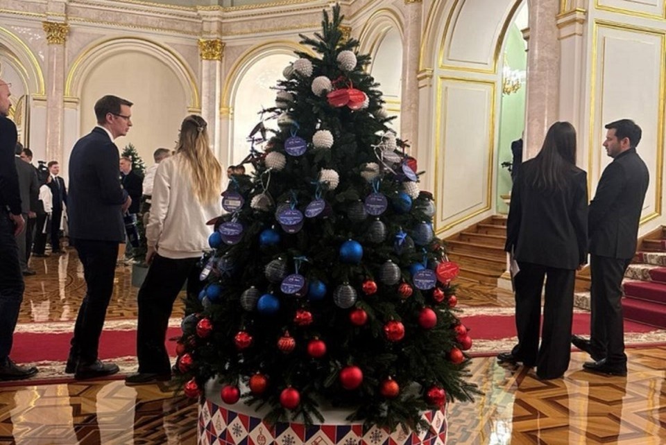    Глава региона исполнит желания детей. Фото: тг-канал Дениса Паслера