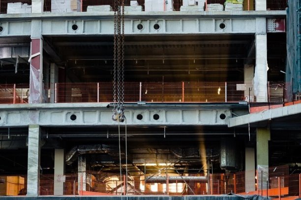 Начало обработки — покрывающих слоев будет несколько, после чего балки приобретают заиндевелый вид