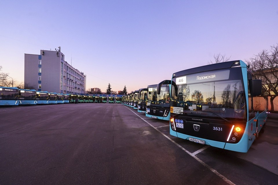    Новые автобусы поступили в Петербург. Фото: t.me/smolnypress