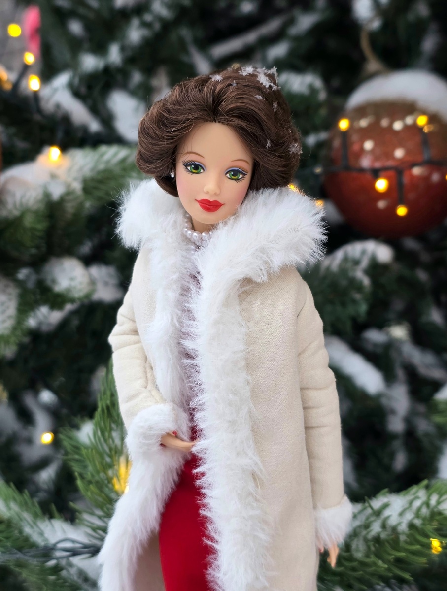 Hallmark Holiday Voyage Barbie на теле йоги Неко