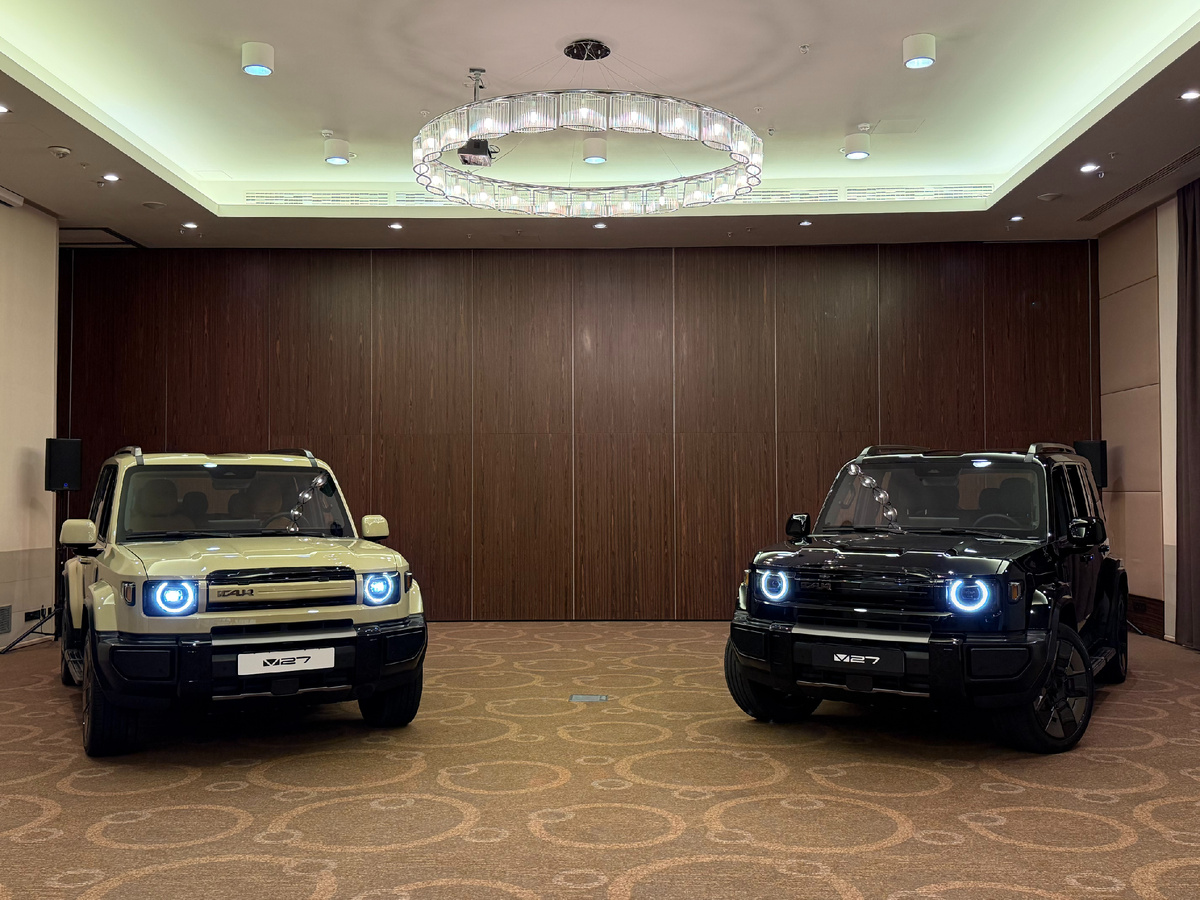 Как мне кажется, ему любой цвет подходит. Черный, может и строг, но светлый выглядит более интересно, что скажете?