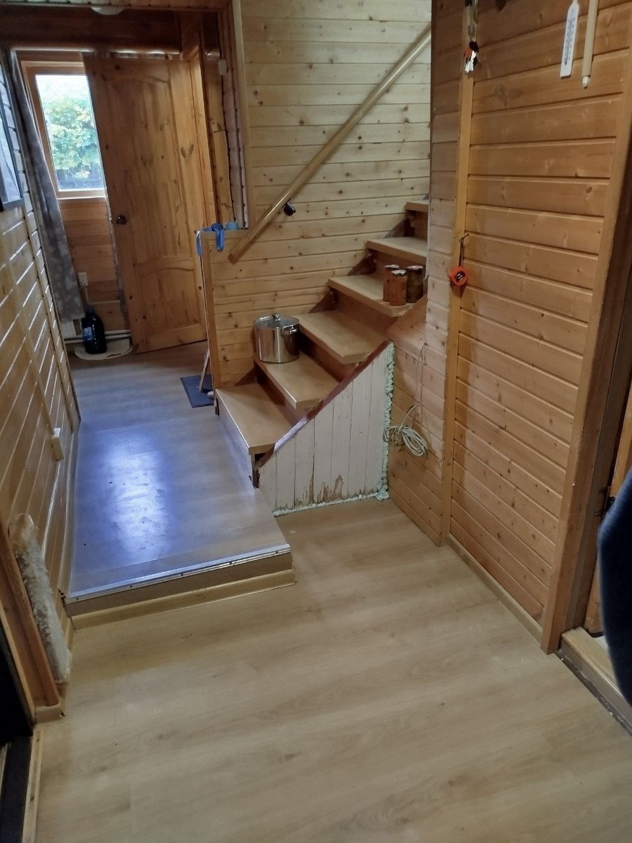 Перегородка будет там, где раньше стоял холодильник, справа от первой ступеньки-площадки лестницы.