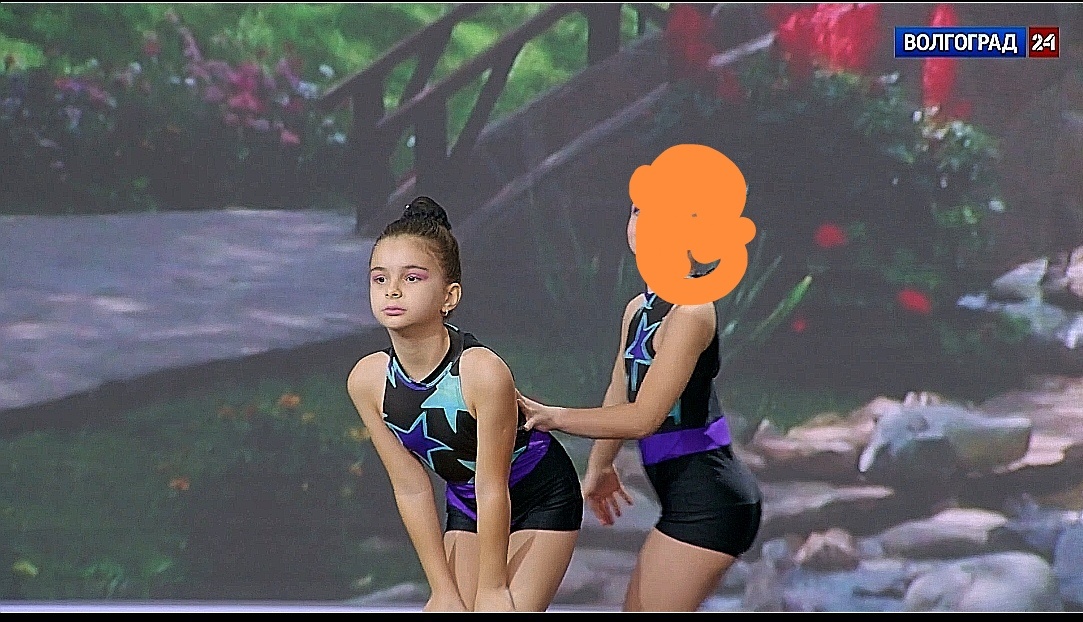 Это фото с телевидения. Я писала, что коллектив, где Ника занимается, приглашали сниматься в передаче на региональном канале.