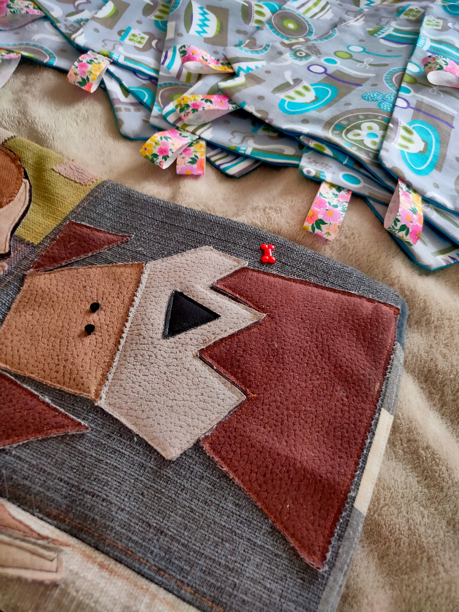 Коврик из образцов мебельных тканей, служит 3 года, как говорится, хоть бы хны