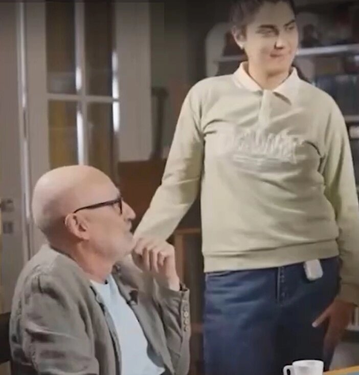    Александр Гордон и Алина Михайлова на интервью. Фото: кадр видео