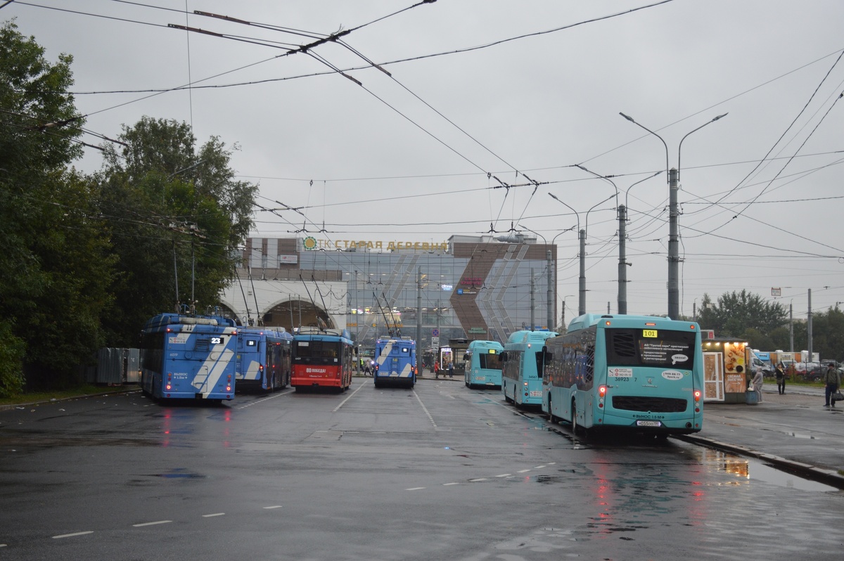 1. Начнем обозревать окрестности от метро Старая Деревня, что находится в Приморском районе. На фото конечная для автобусов и троллейбусов