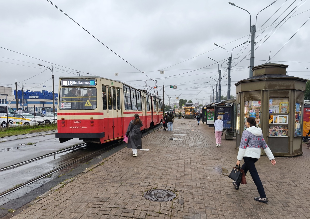 2. И тут же рядом находится трамвайный круг. Маршрут 18 метро Старая Деревня — улица Шаврова. С октября 2025 года маршрут отменен в связи реконструкцией транспортной инфраструктуры. Возобновление маршрута намечено на 30 марта 2026 года. На фото трамвай ЛВС-86К, построен 11.1991, производства Петербургского трамвайно-механического завода. Для справки — завод снесен. Спешите застать эпоху ленинградского трамвая