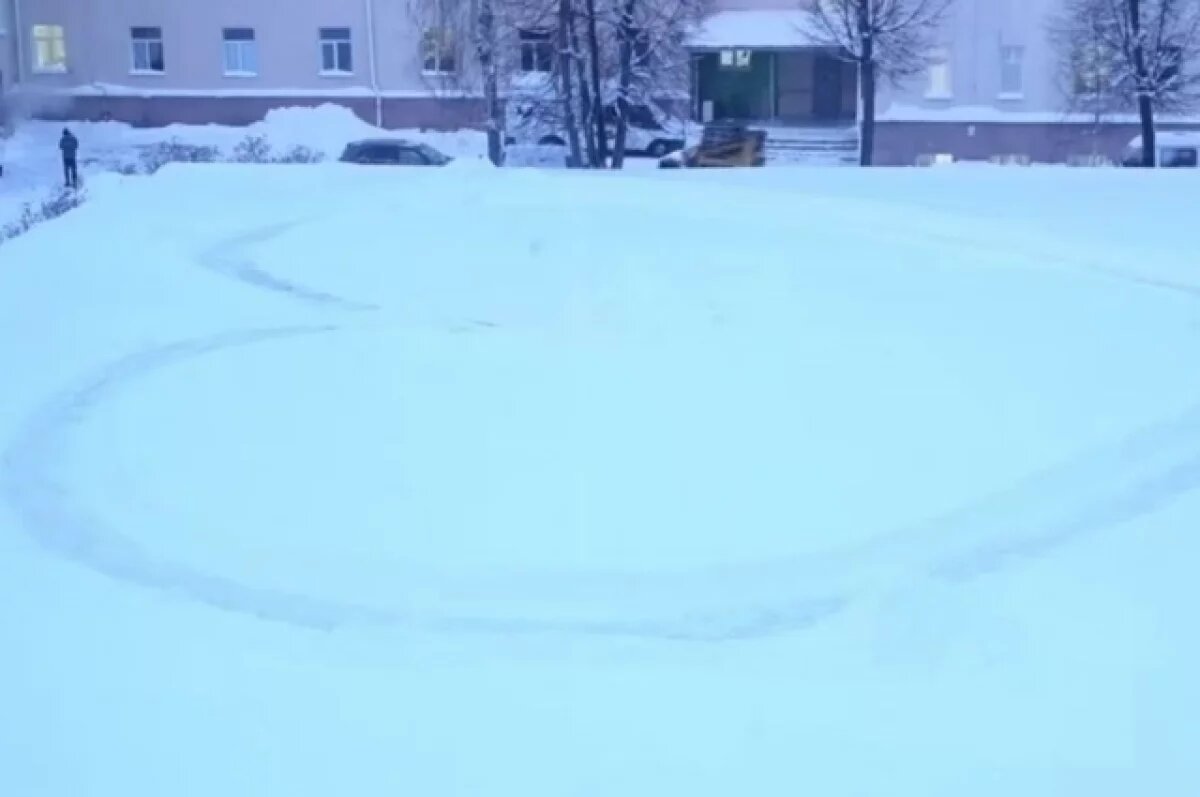    В Уфе тракторист семь лет рисует на снегу сердца для студентов