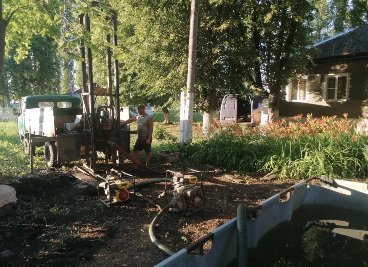 ригада «Аквастрой» бурит скважину 68 м в Алом Поле, Панинский район: буровая вышка, мотопомпы и работы на фундаменте будущего дома — кейс 2025.