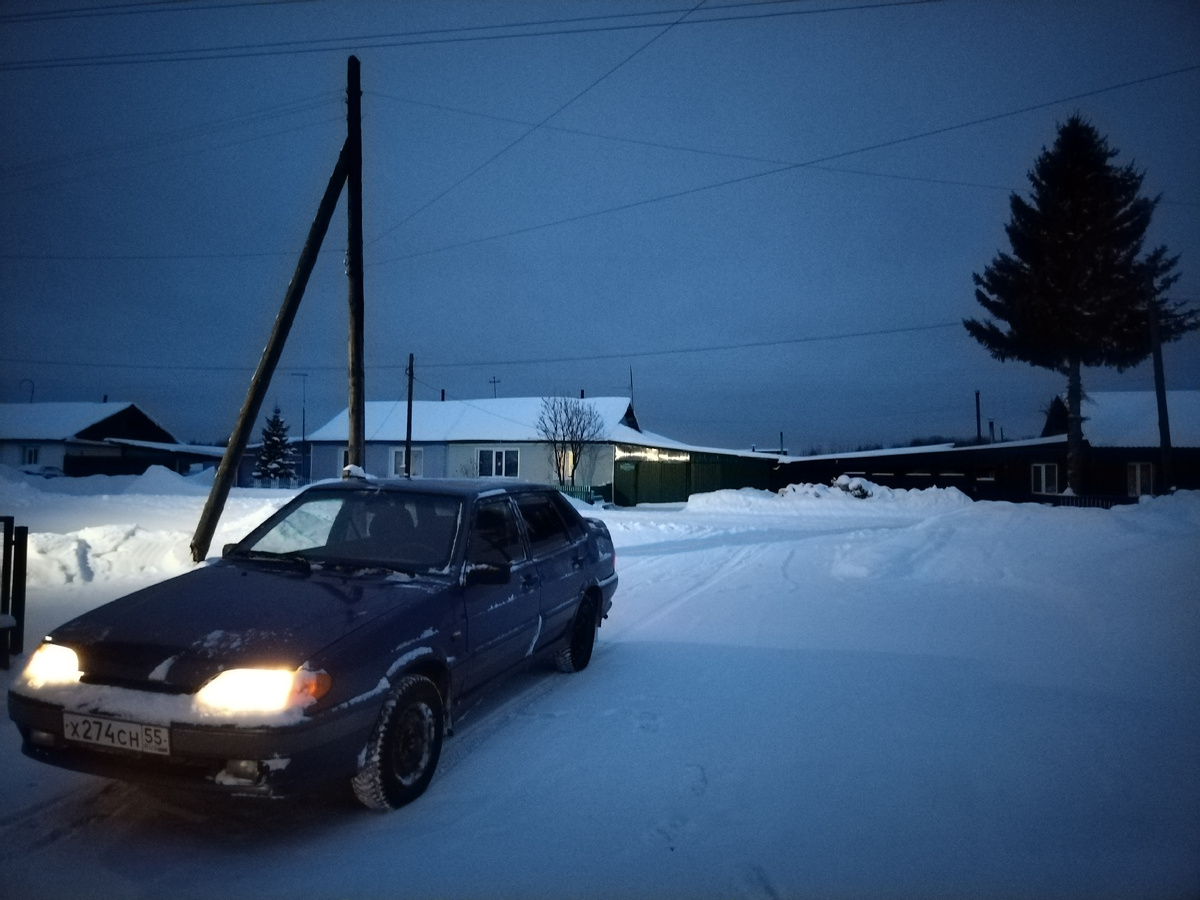 Заехал за девчатами.