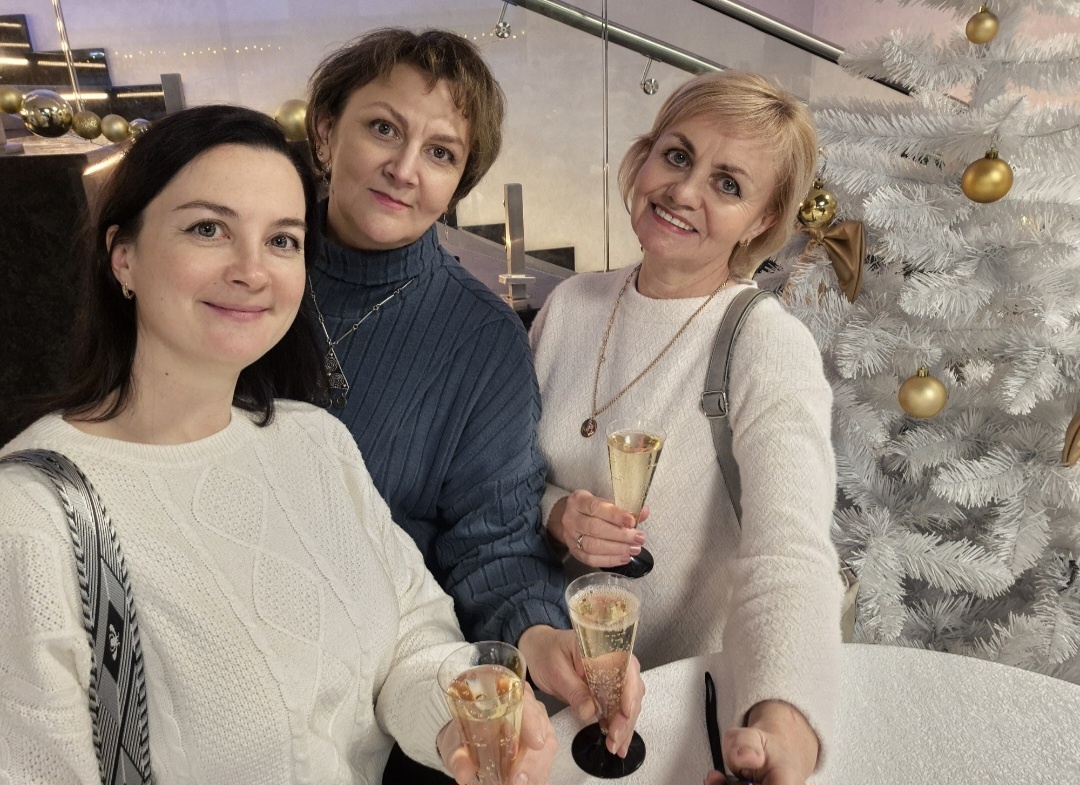 Сразу скажу: я старше всех тут. Старше на 18 лет. Это чтоб не думали, что я самая дряхлая)