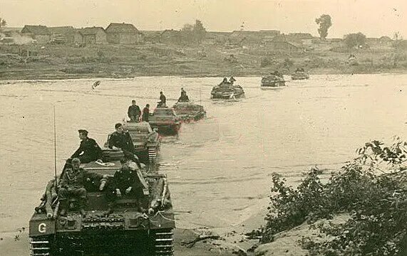 Фото из открытых источников. Форсирование р. Судость. Танки Гудериана. 1941год.