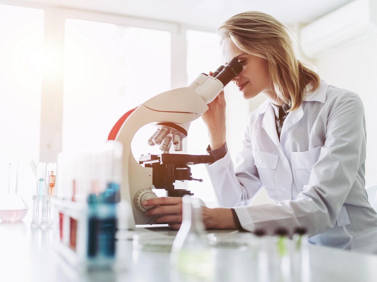    Молодая женщина-ученый в лаборатории | © Getty Images / Vasyl Dolmatov