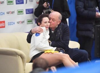    После досадного падения тренер Алексей Мишин всегда поддерживал свою ученицу.