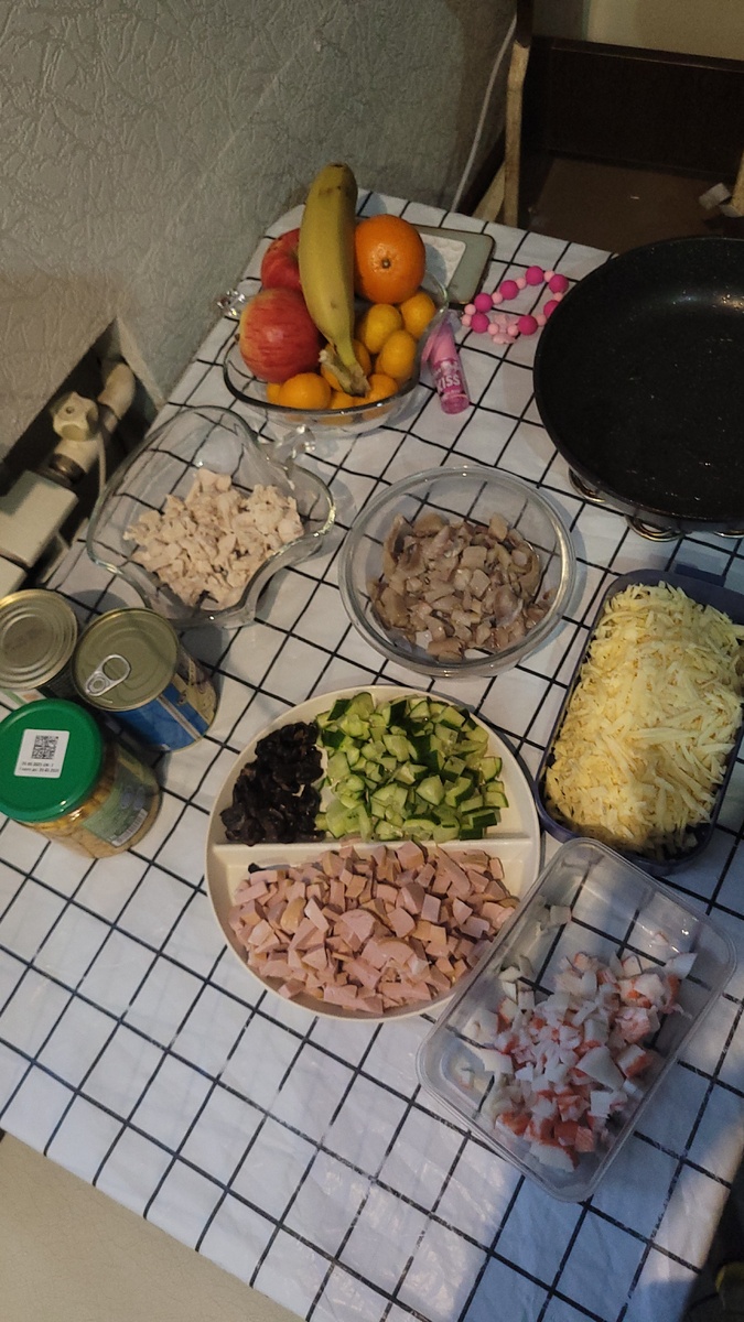 Заготовки. Все игридиенты отварили, натерли, нарезали и потом составляли салаты.