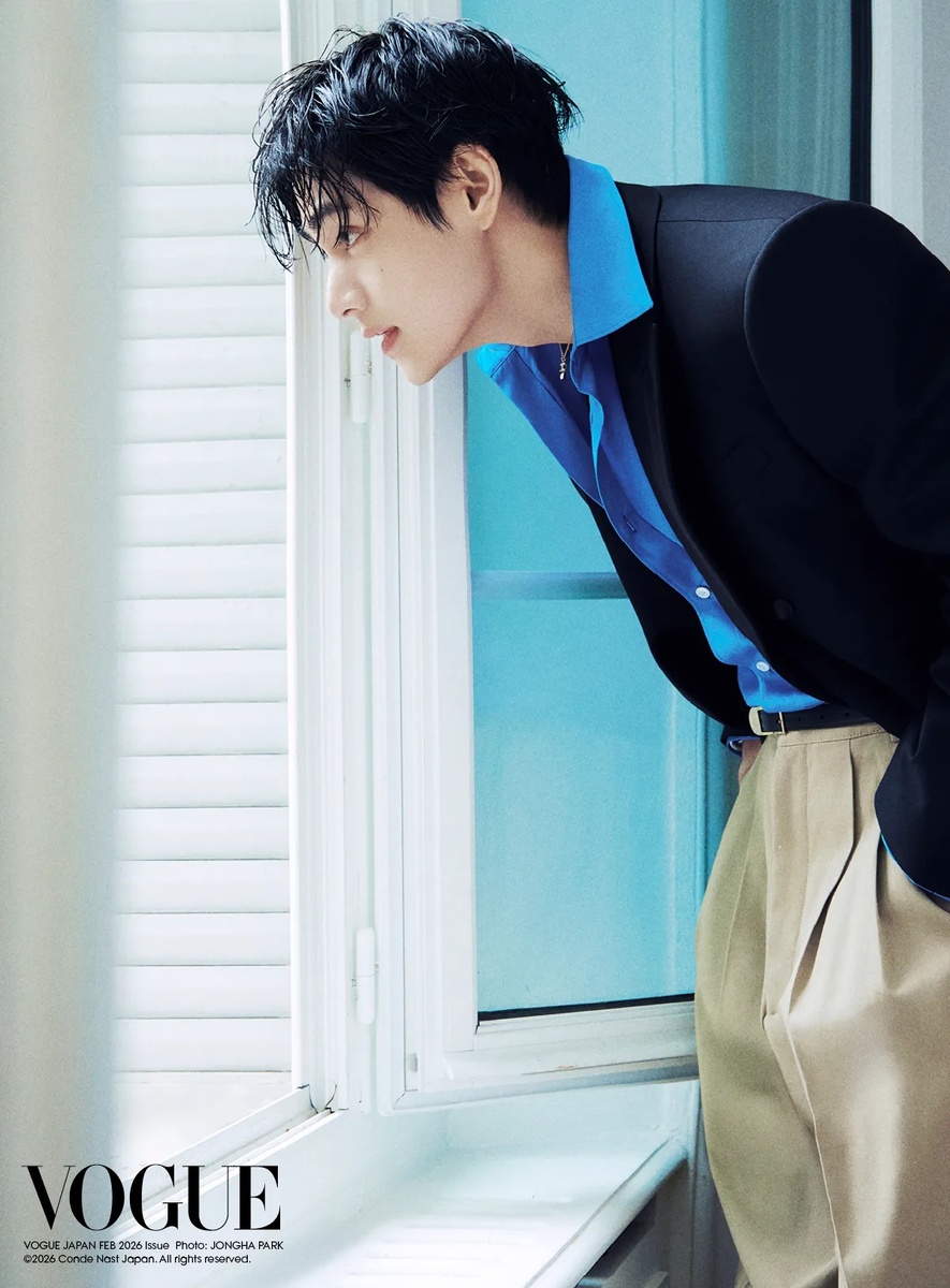 Пиджак 544 500 иен, рубашка 143 000 иен, брюки 170 500 иен, пояс (примеры) / Все CELINE (Celine Japan), колье / Собственность стилиста