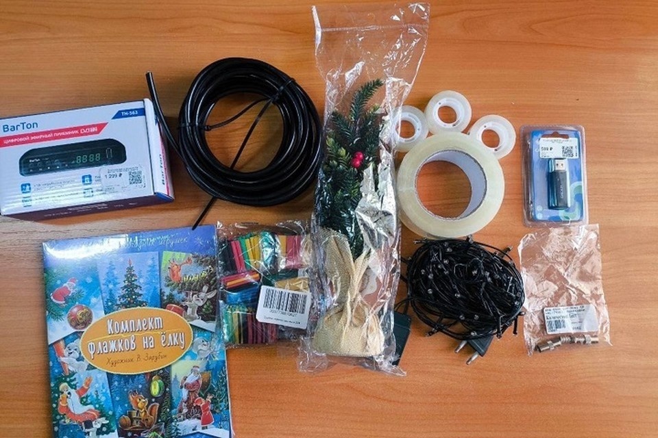    В сумке был найден новогодний декор. Фото: пресс-служба ведомства