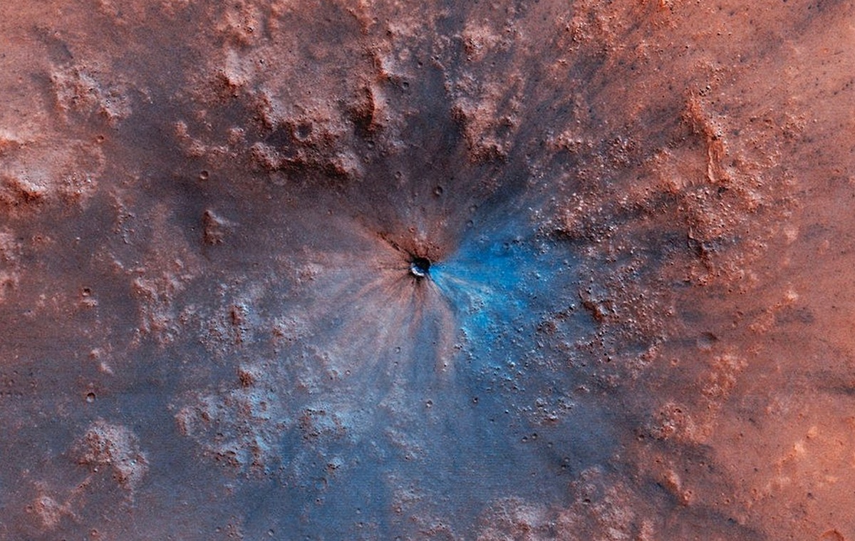 Новый кратер на Марсе размером в десятки метров, фото MRO