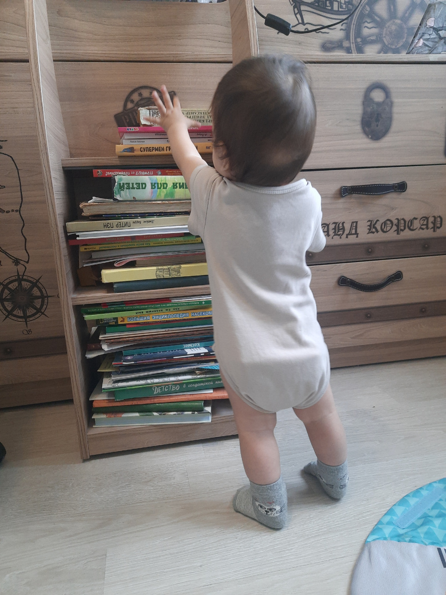 Изучает книжки старшего брата