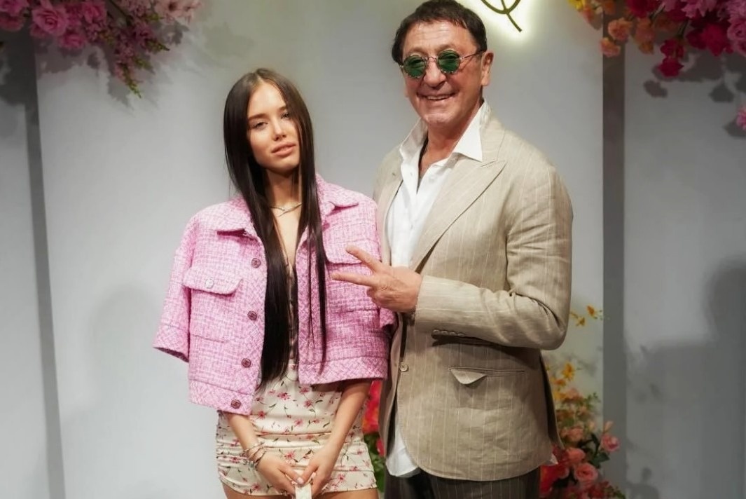 Это история про власть, возраст, статус и страх потерять влияние. И да, про то, как молодые больше не готовы молча глотать унижение.
