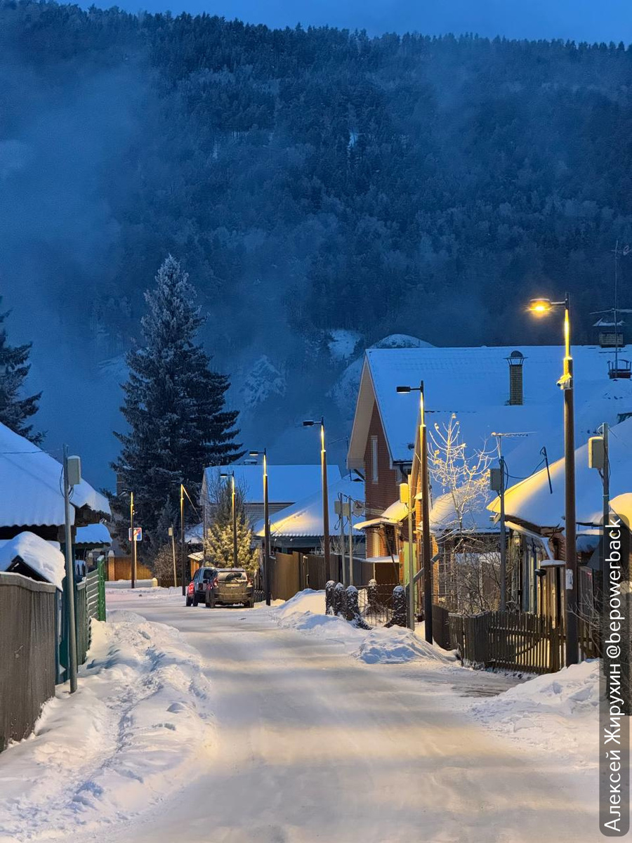 Зимняя сказка Овсянки: вечерняя улица Астафьева