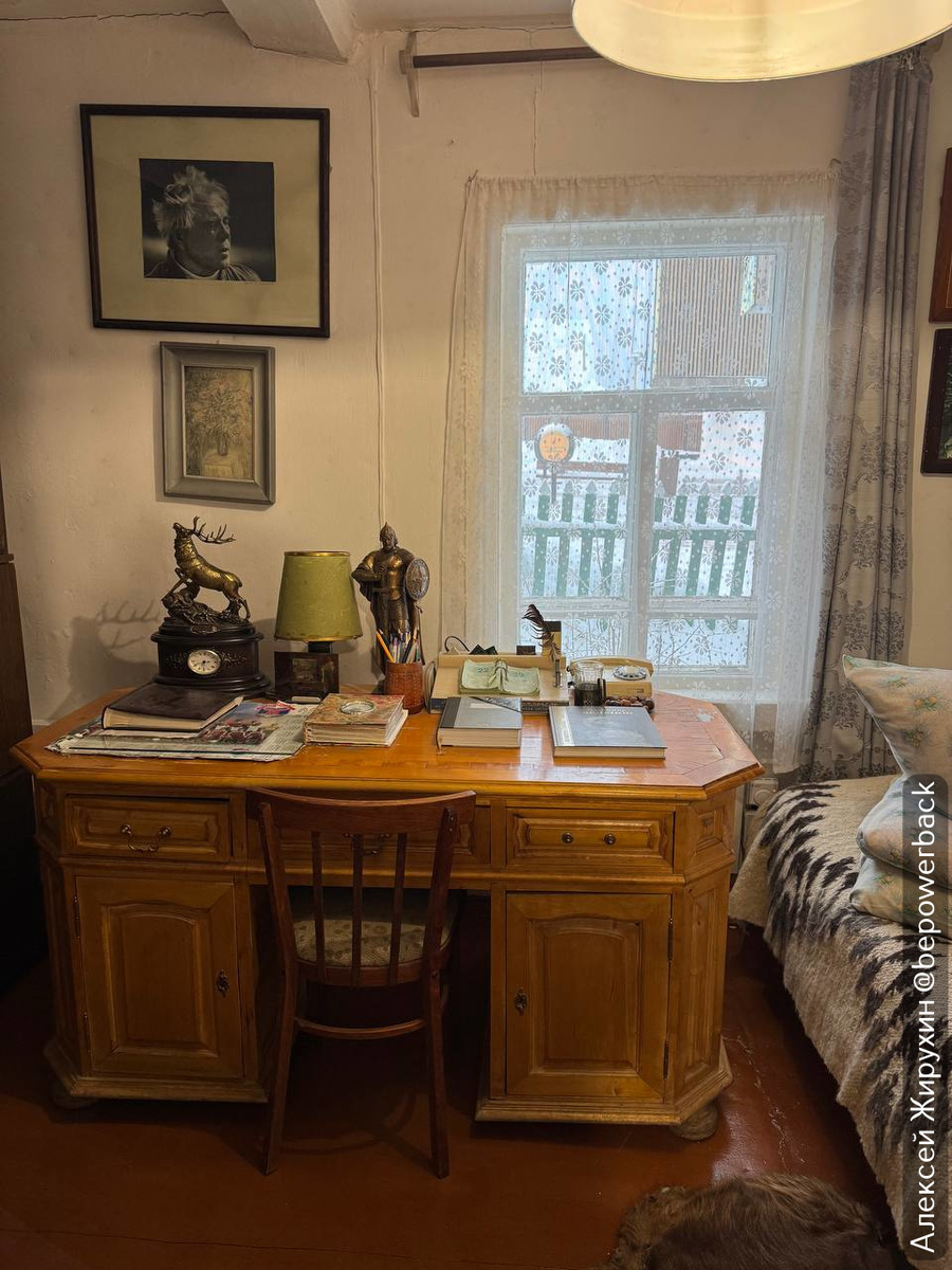 Письменный стол В. Астафьева